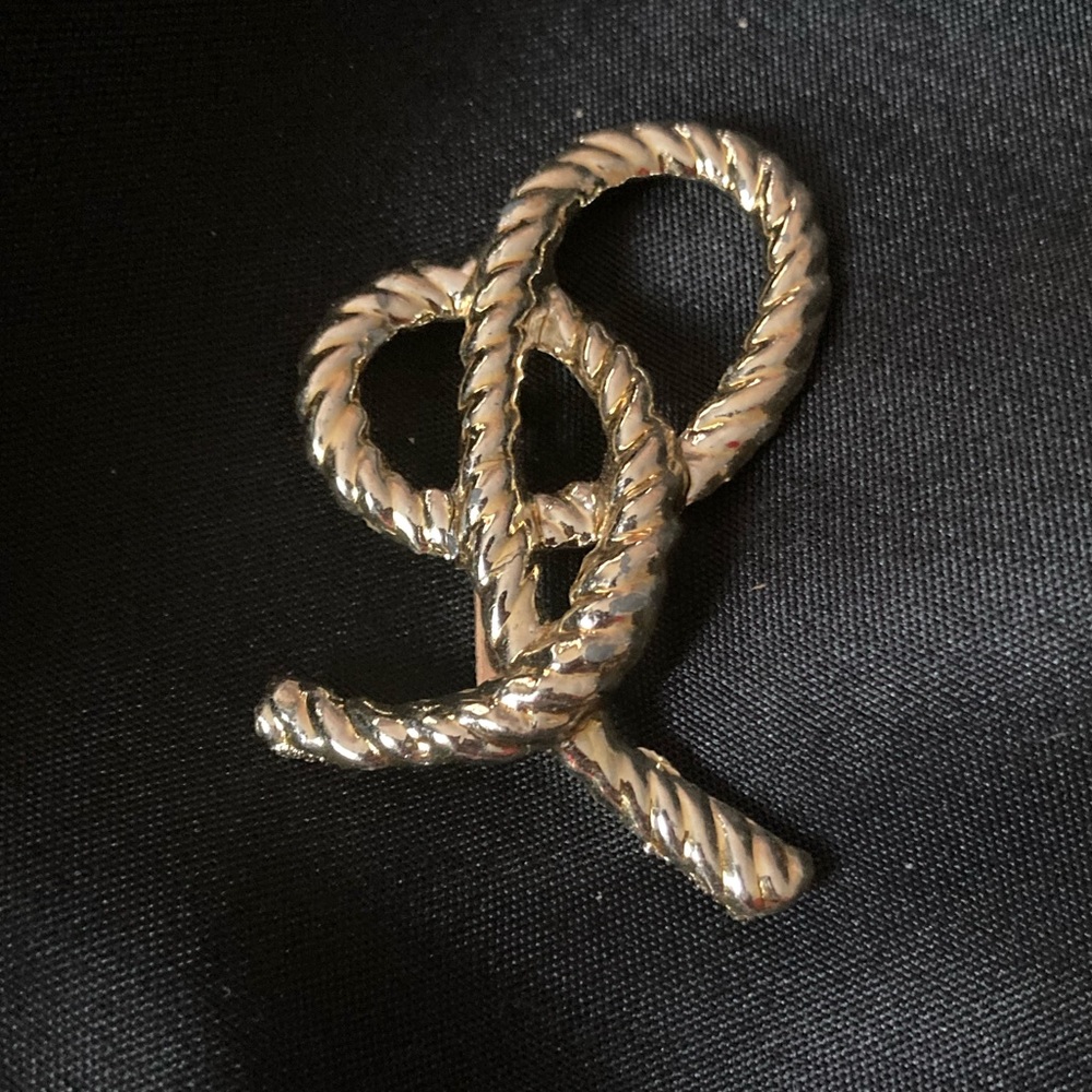 Brooch gold colored knot- costume jewelry